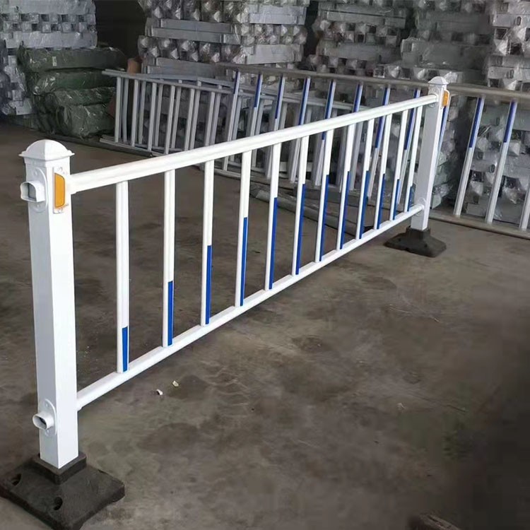 城市公路中央隔离防护围栏 1米高蓝白锌钢市政护栏 可按需定制